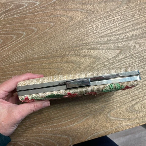 Fun and Playful Embroidery Floral Flamingo Clutch - Picture 3 of 6